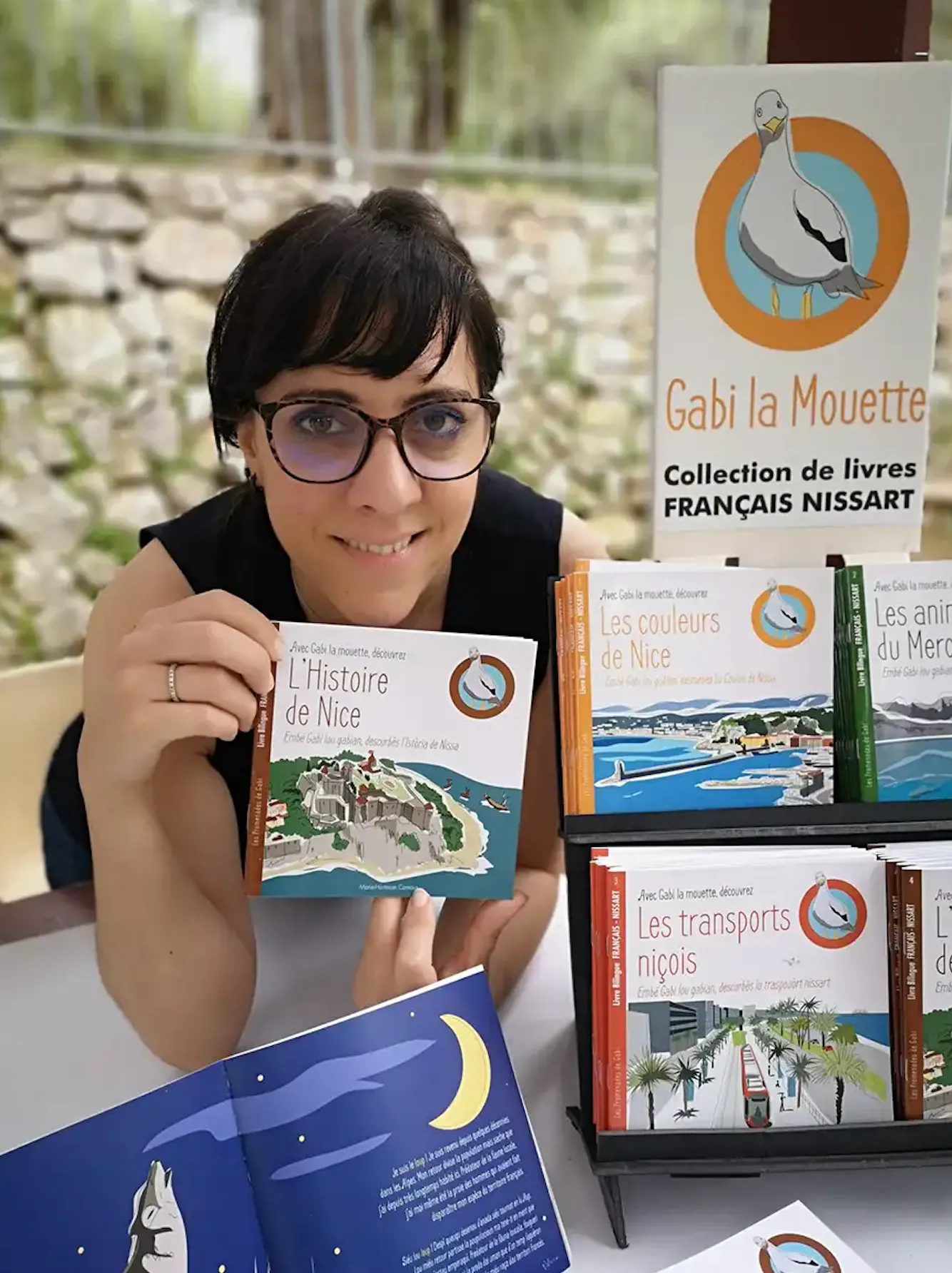 photographie de Marie-Hortense Camous avec les livre de Gabi la Mouette pour en enfants de Nice